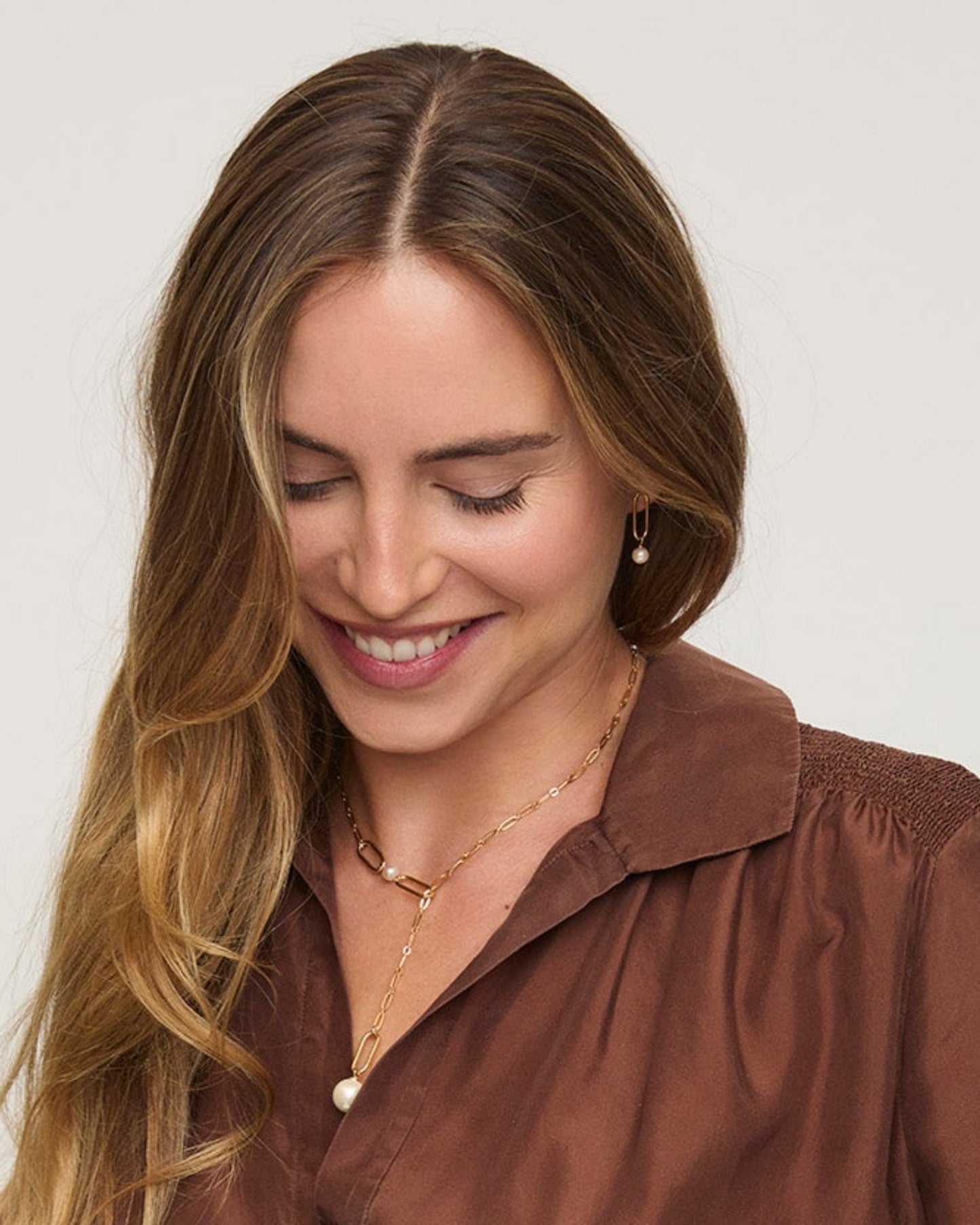 Pendientes Cortos Eslabón Dorado y Perla Links