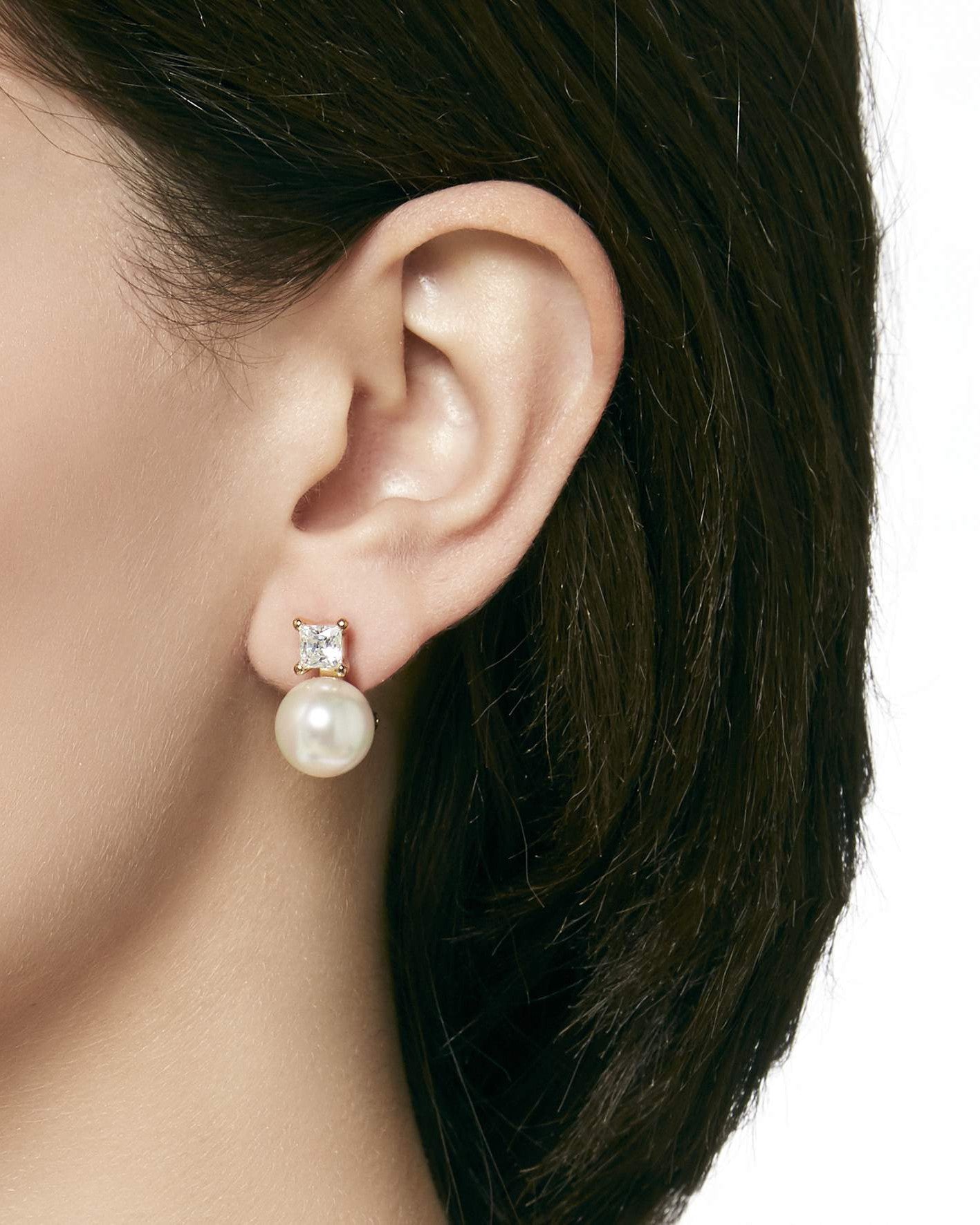 Pendientes Cierre Omega Perla 12mm y Circonita Cuadrada Dorados Selene