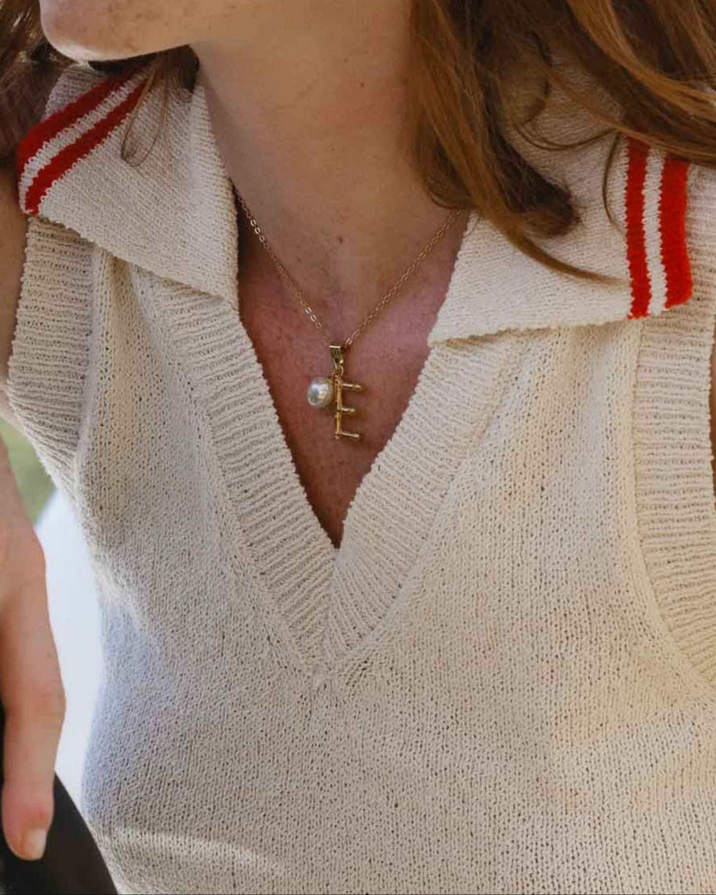 Charm Inicial Letra E Perla Blanca Bambú