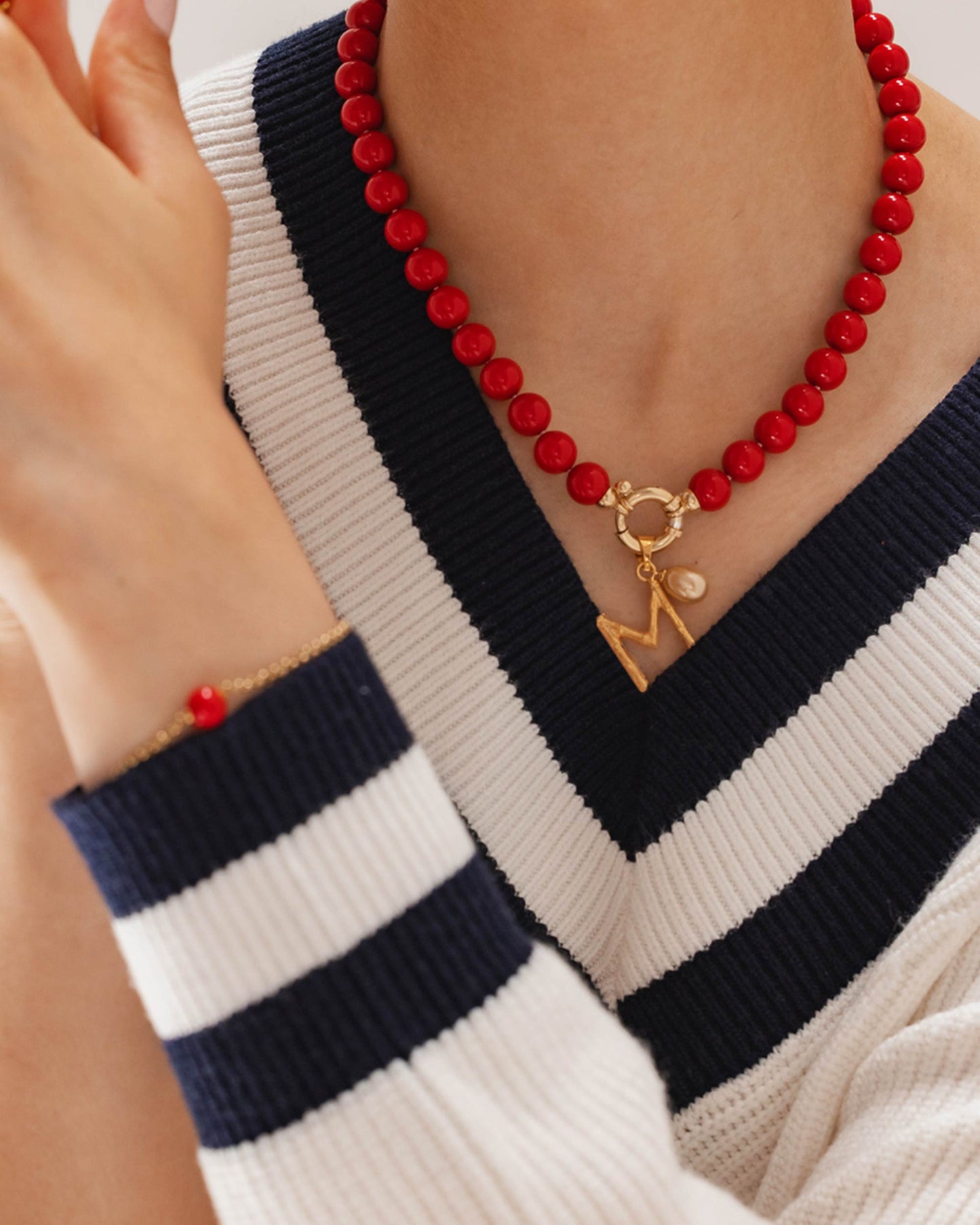 Charm Inicial Letra M Perla Champagne Bambú