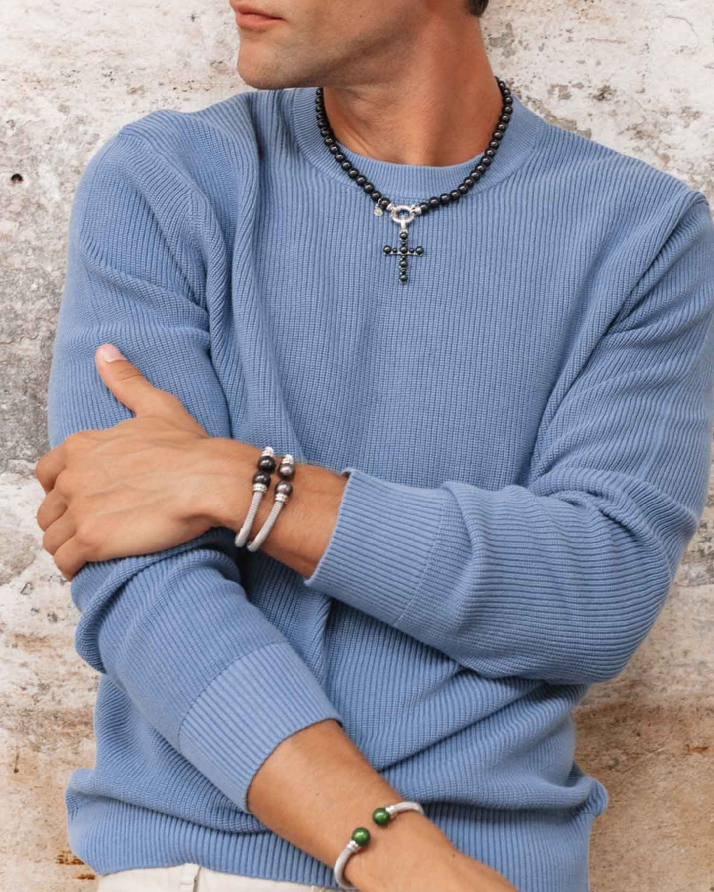 Charm Cruz Perla 4mm y 6mm Negra Cruces