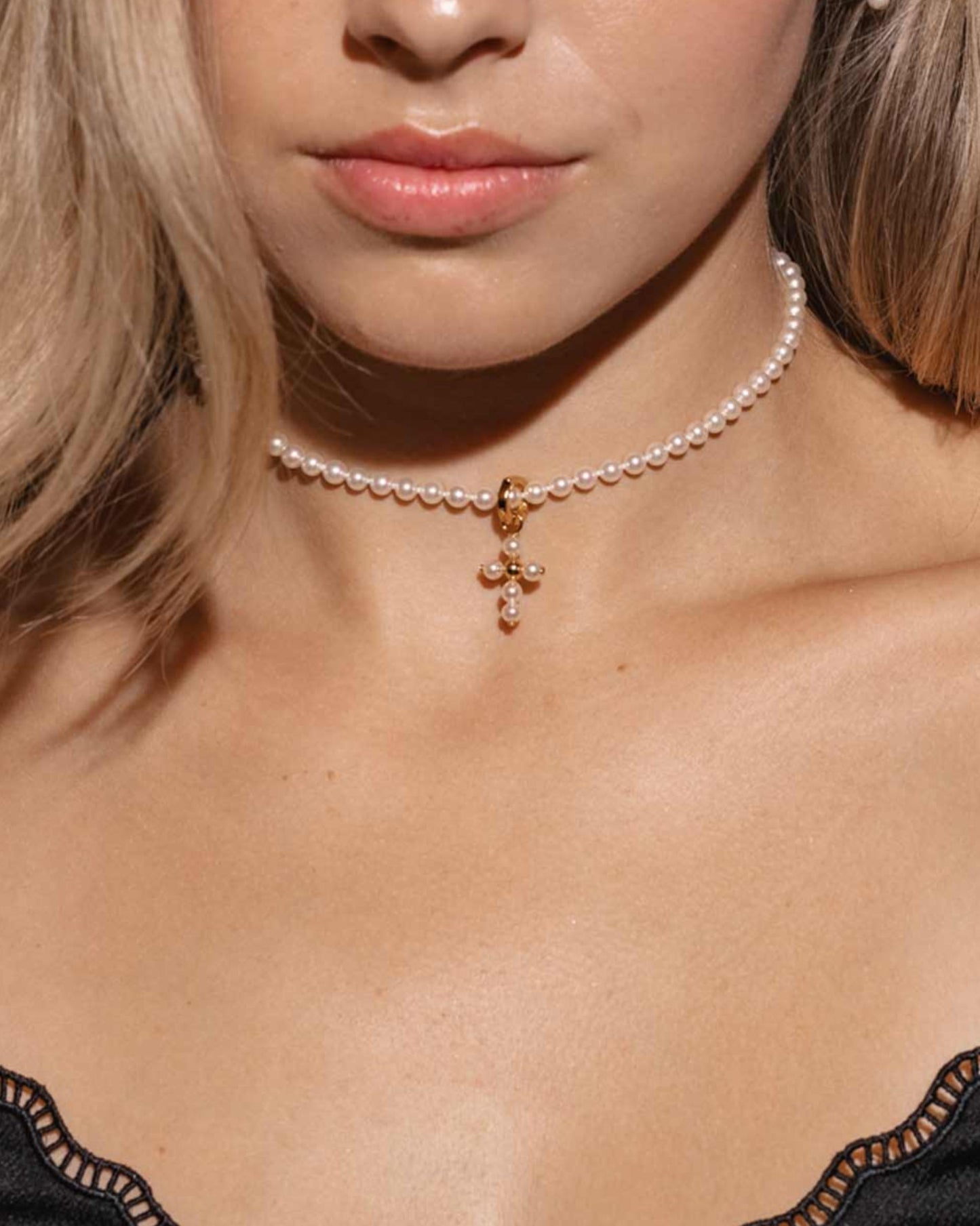 Charm Cruz Dorada Perla 4mm Blanca Cruces de Majorica