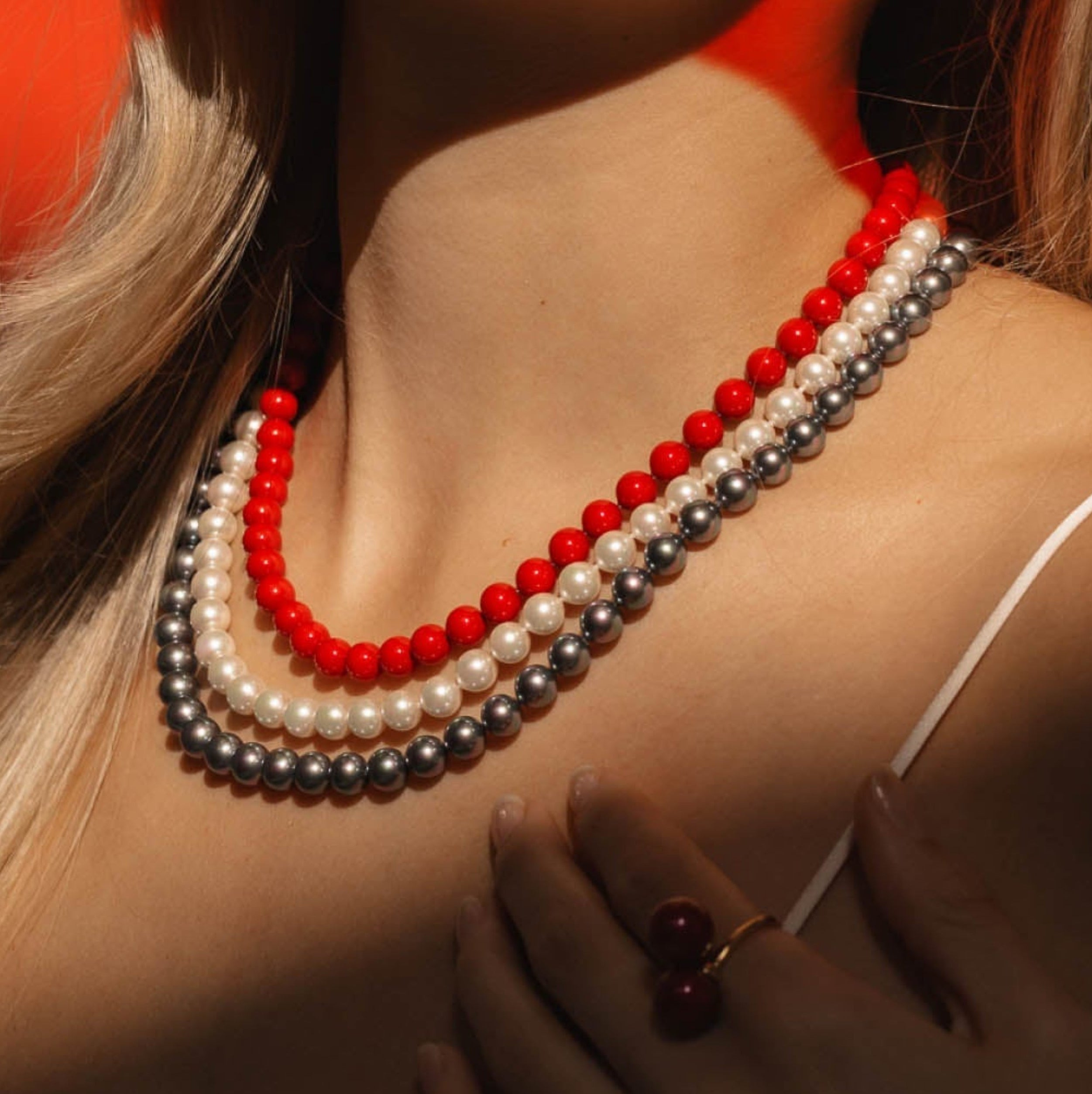 Collar Tres Vueltas Perla Roja, Blanca y Gris Elizabeth MAJORICA