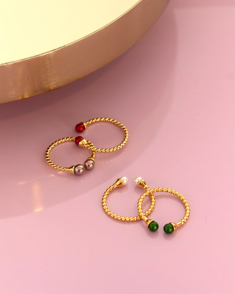 Goldring mit zwei gedrehten Auberginenperlen Twist