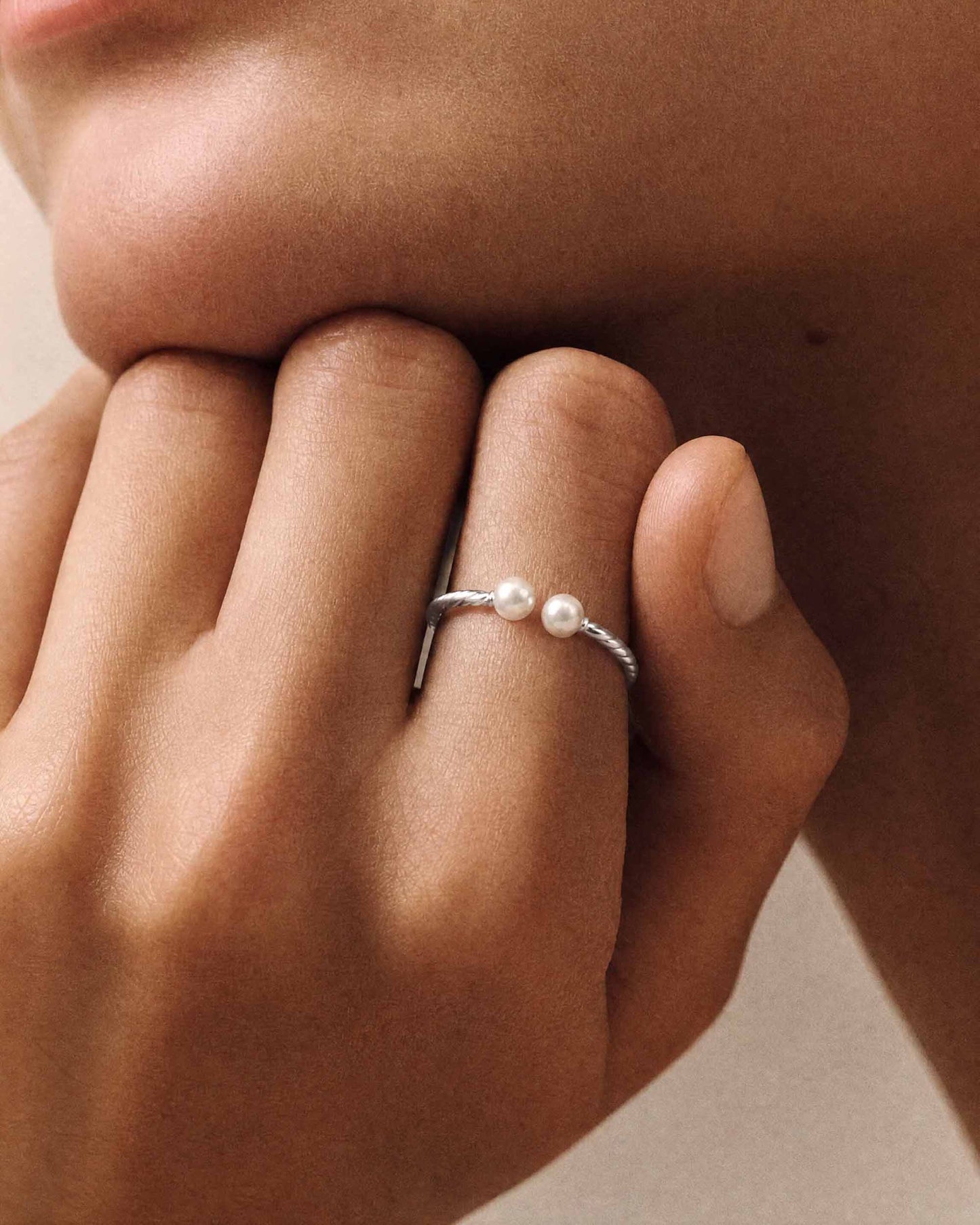 Anillo Acero con Perlas Blancas Twist