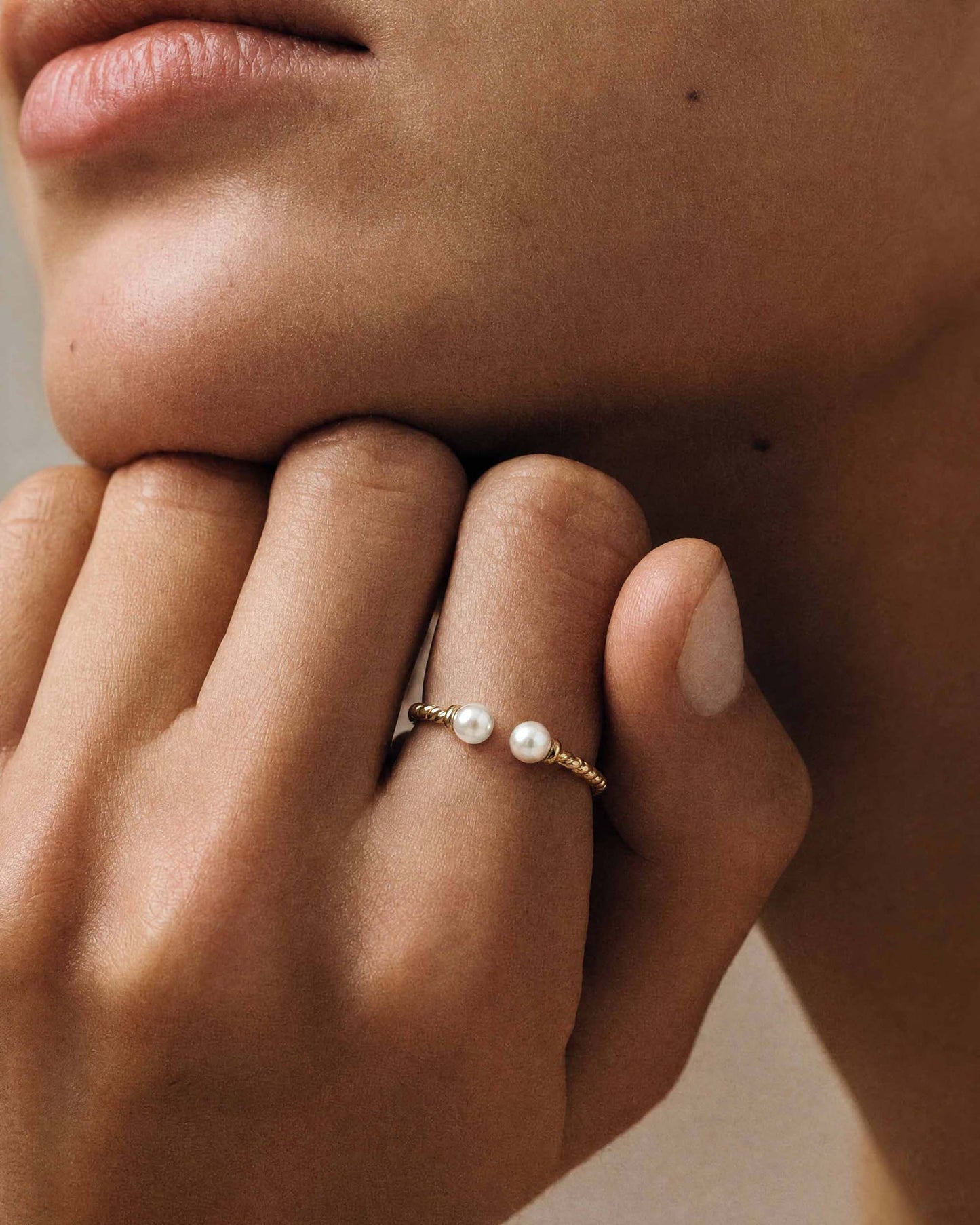 Anillo Acero Dorado con Perlas Blancas Twist