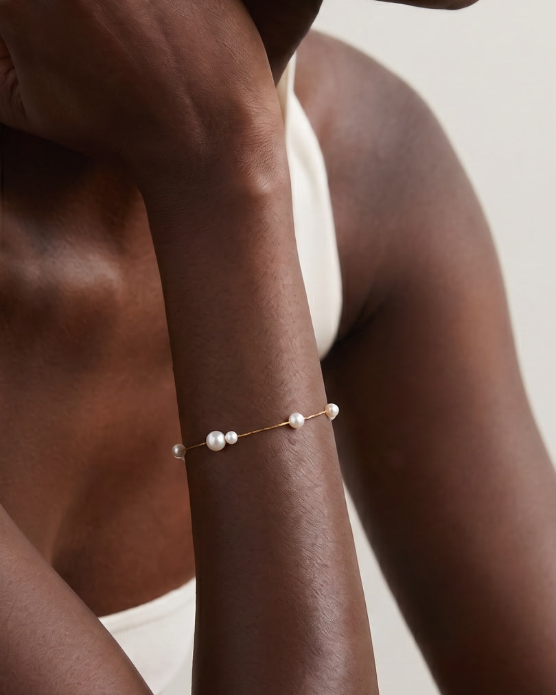 Vergoldetes Dangle-Armband - Weiße Perlen