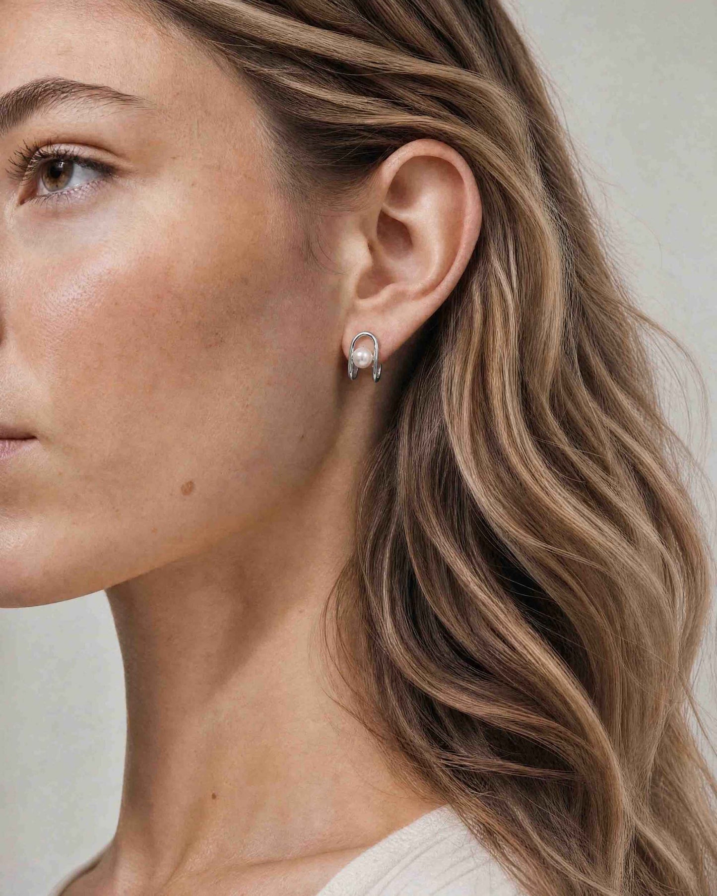 Kurze Ohrringe aus Silber mit Perle Libre