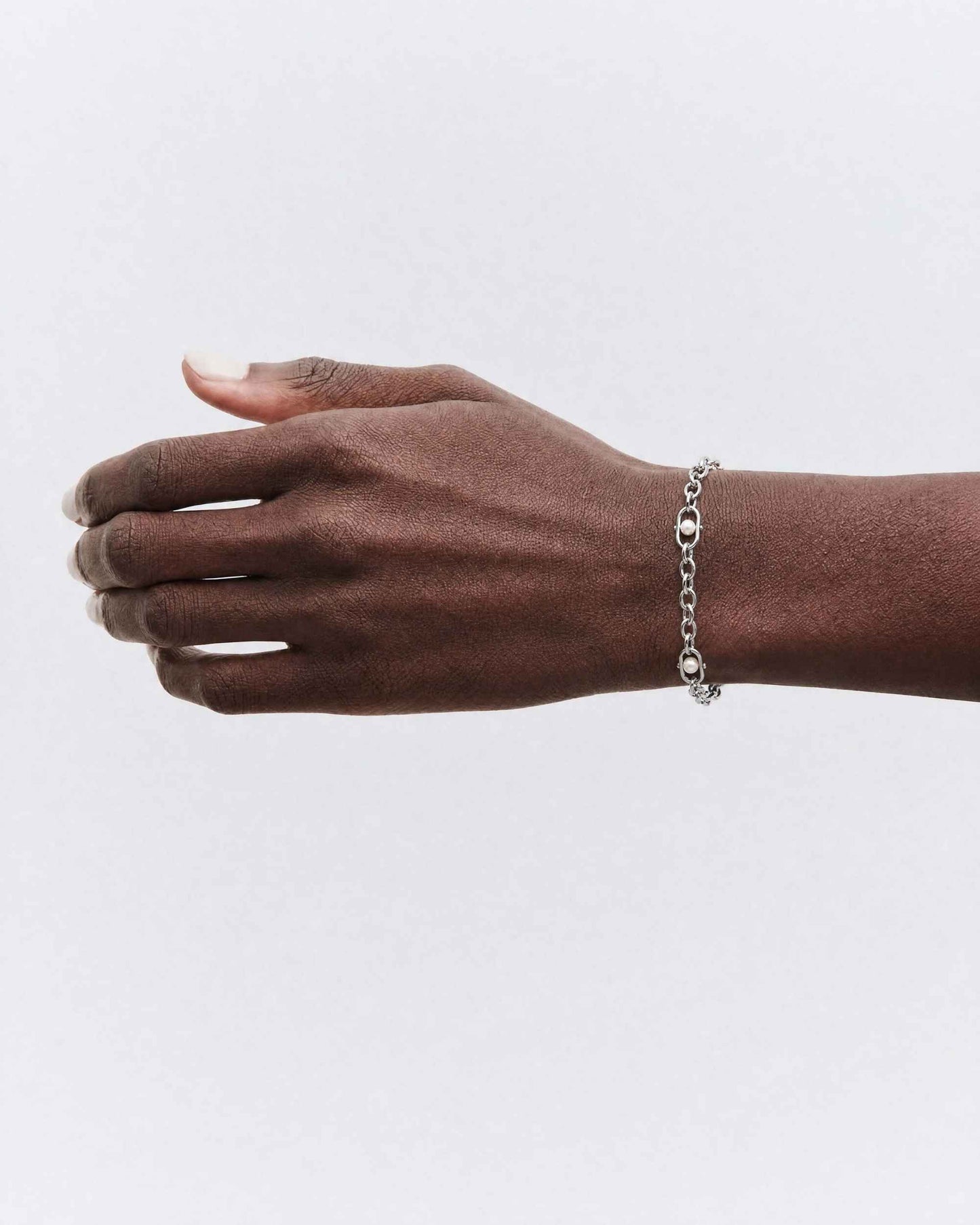 Pulsera de eslabones en plata con perlas y logo Libre