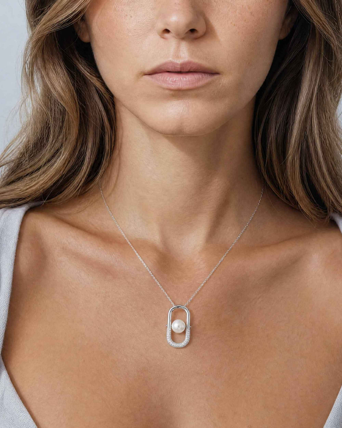 Collar en plata con perla de 8mm y un detalle de circonitas Libre