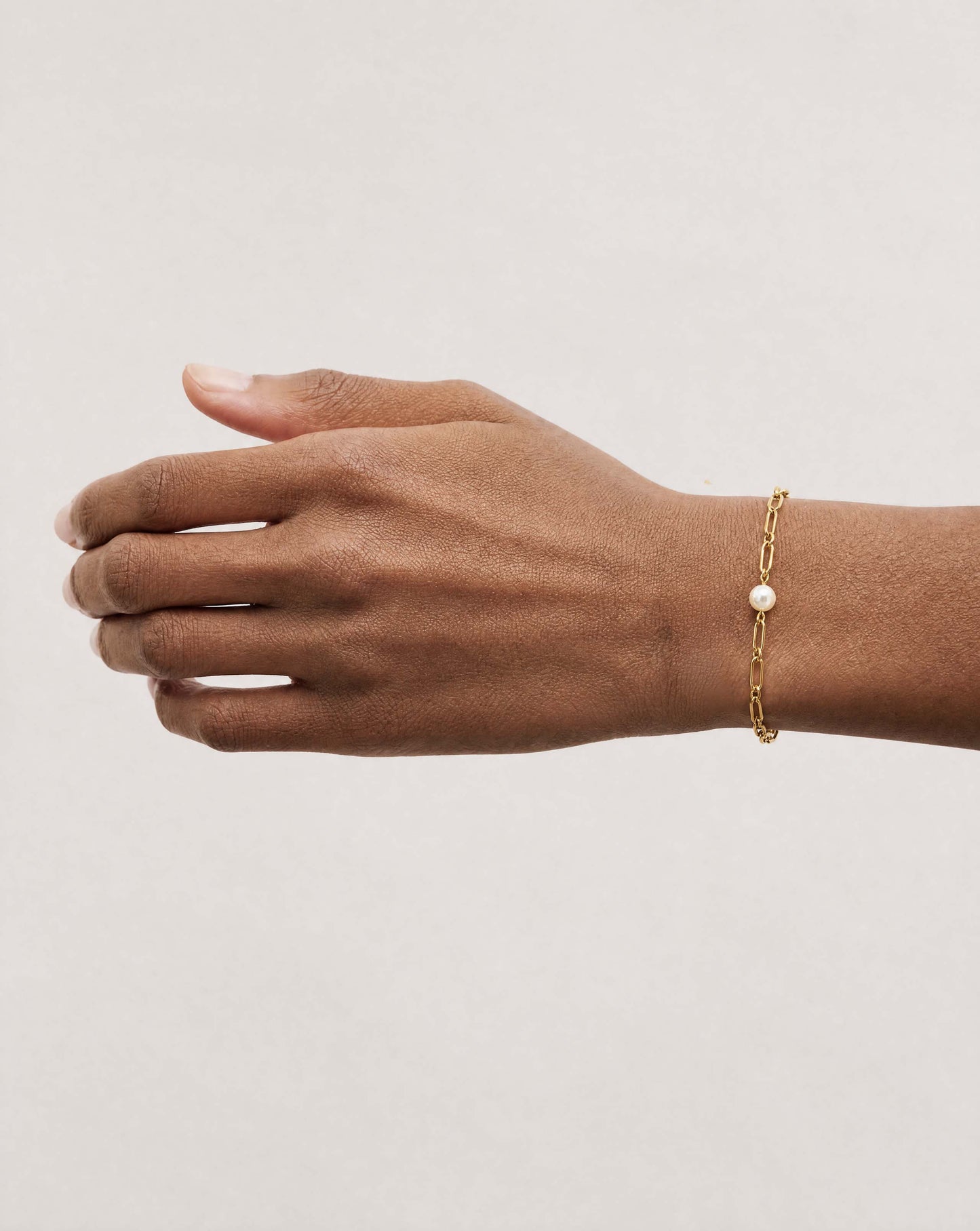 Goldenes Gliederarmband mit Perle Links