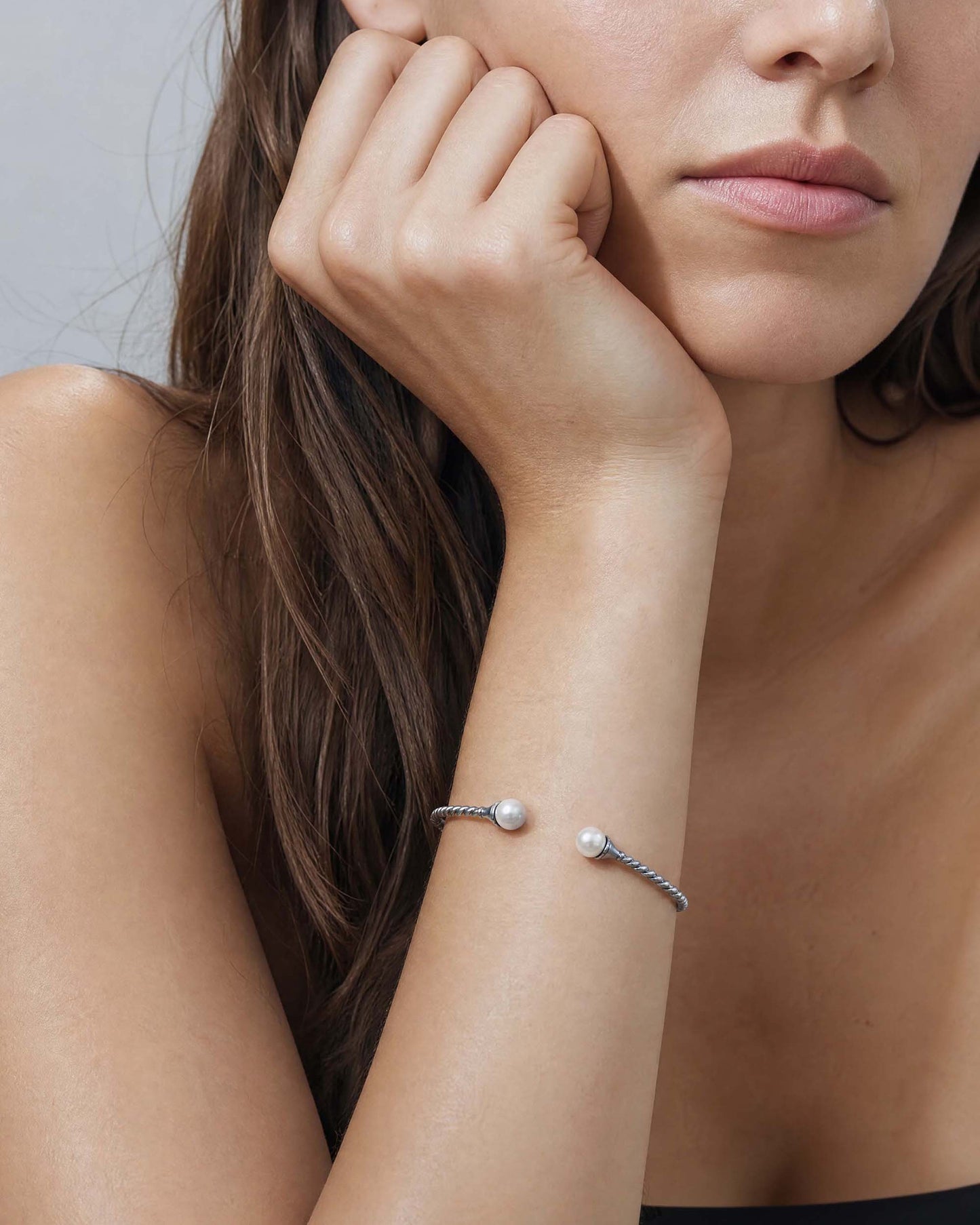 Brazalete Plateado con Perlas Blancas Twist