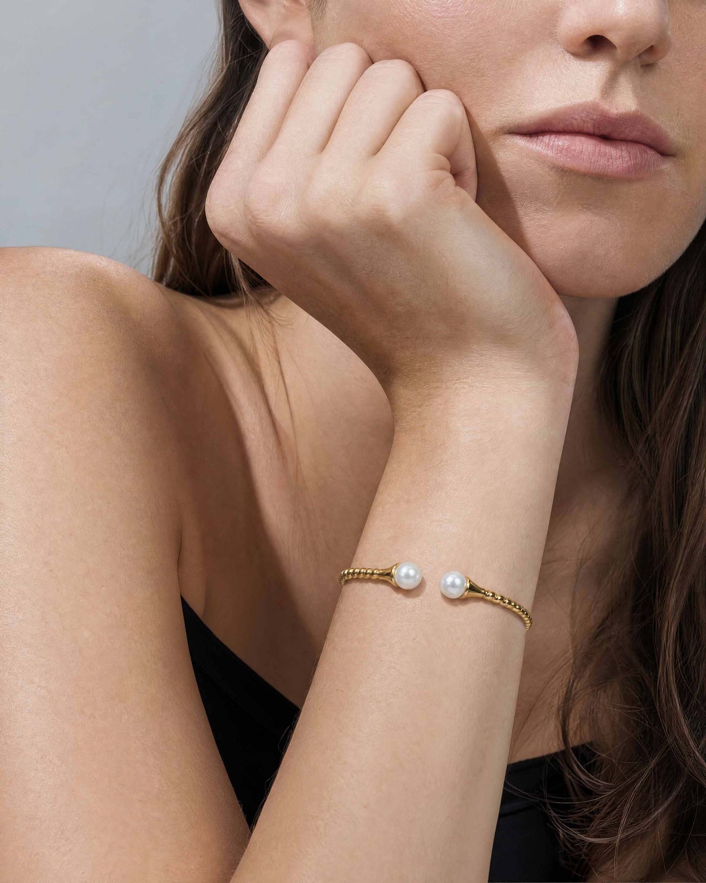 Brazalete Dorado con Perlas Blancas Twist