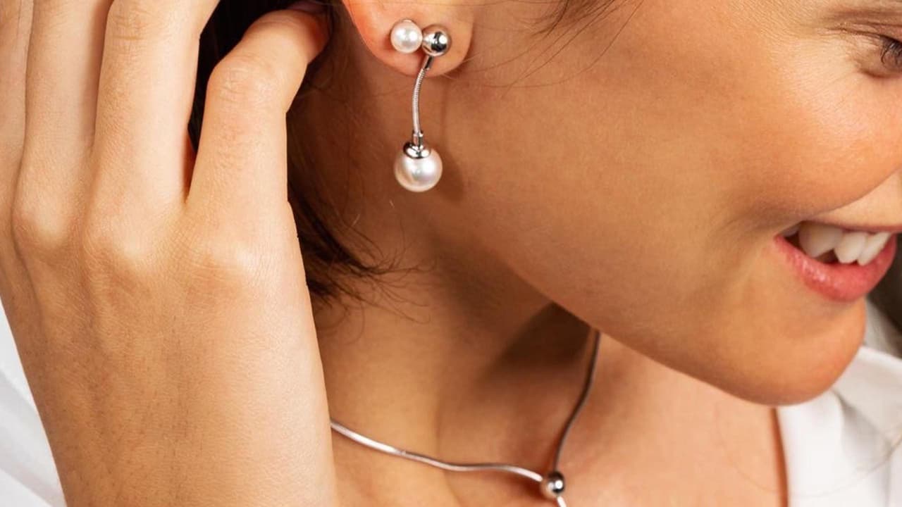How to wear earring