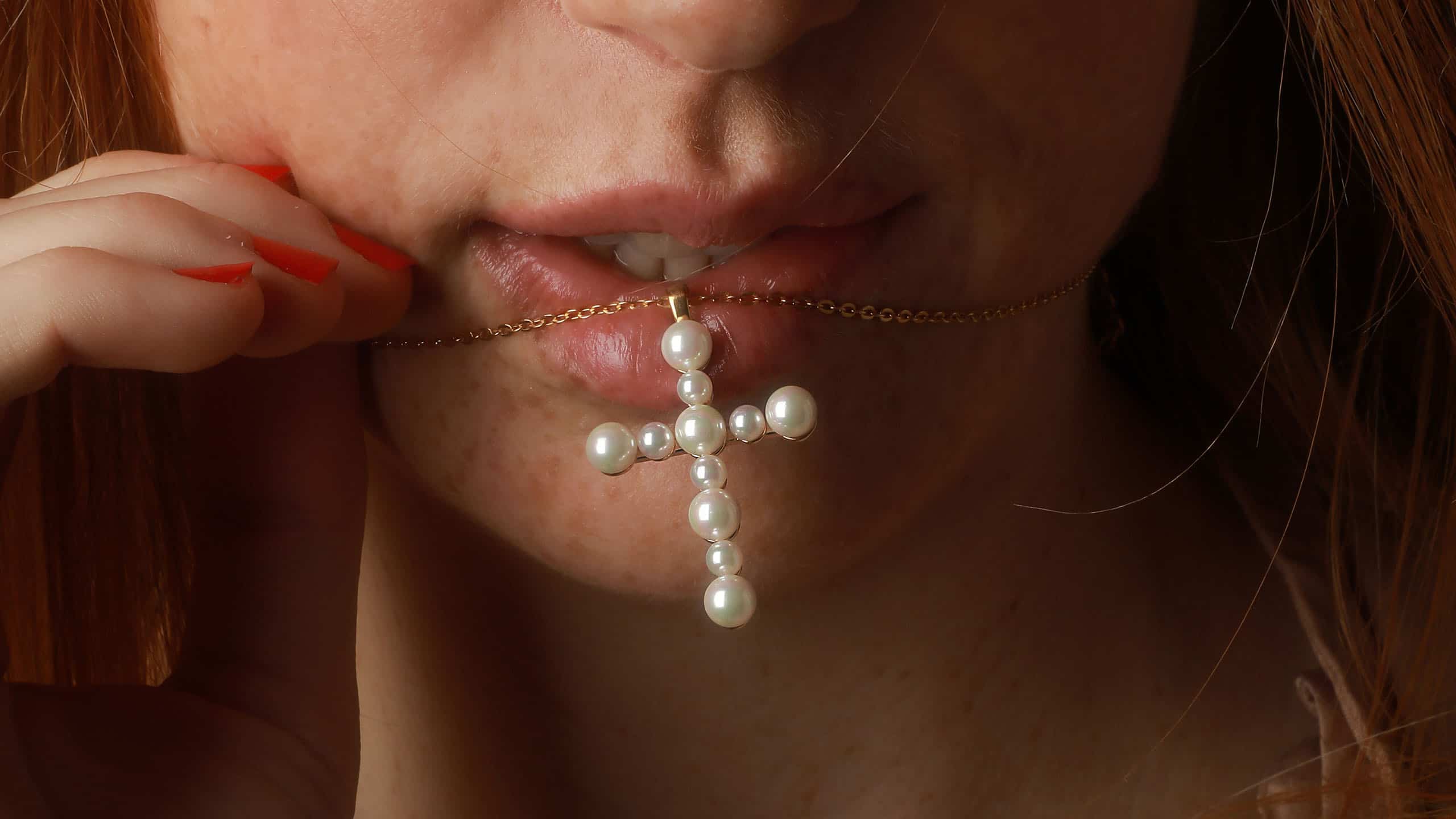 cross pendant with round pearls