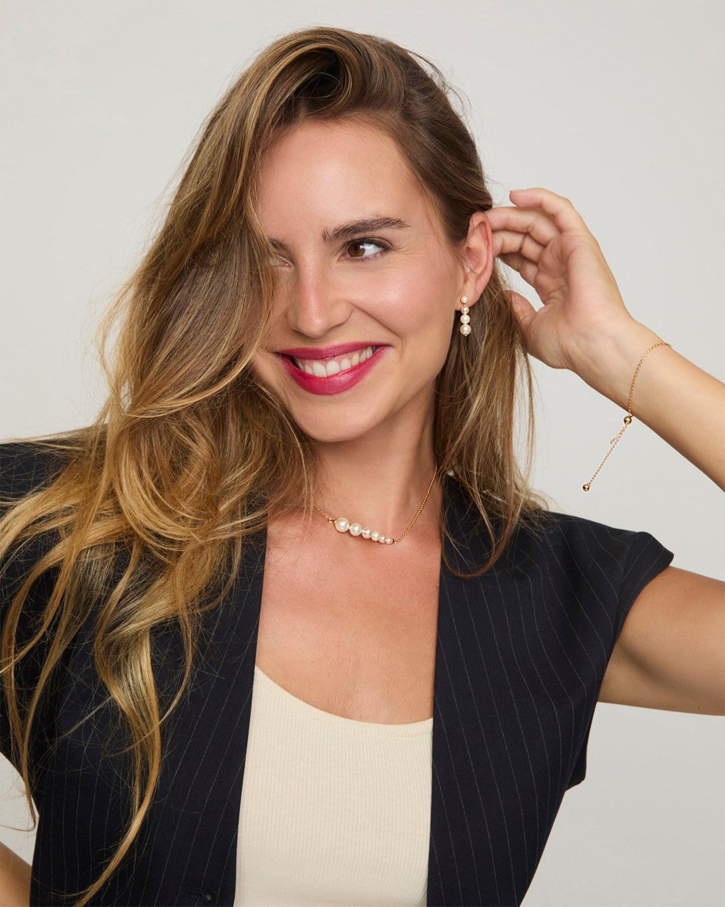 Lange goldene Ohrringe mit Perlen Petit