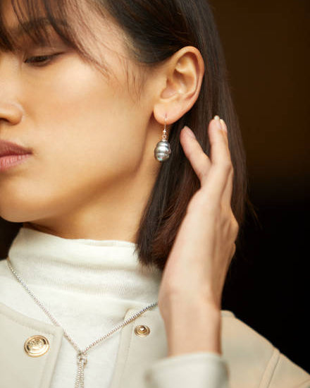 Pendientes Cortos Perla Barroca 12mm Gris Ágora