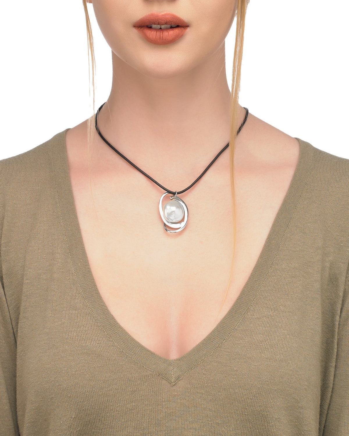 Collar Negro y Perla Córcega