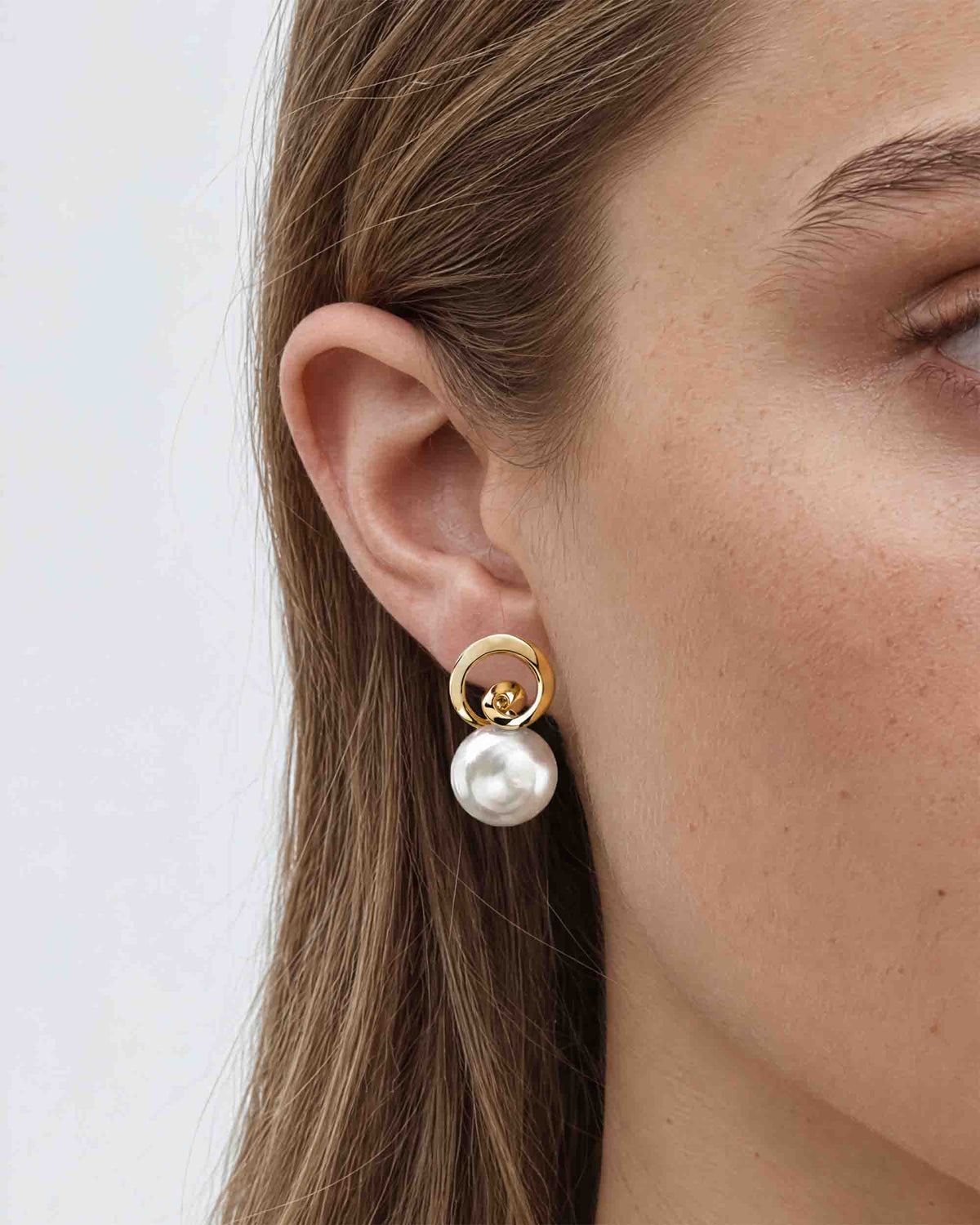 Pendientes Perla Oval 18mm Dorado Espiral