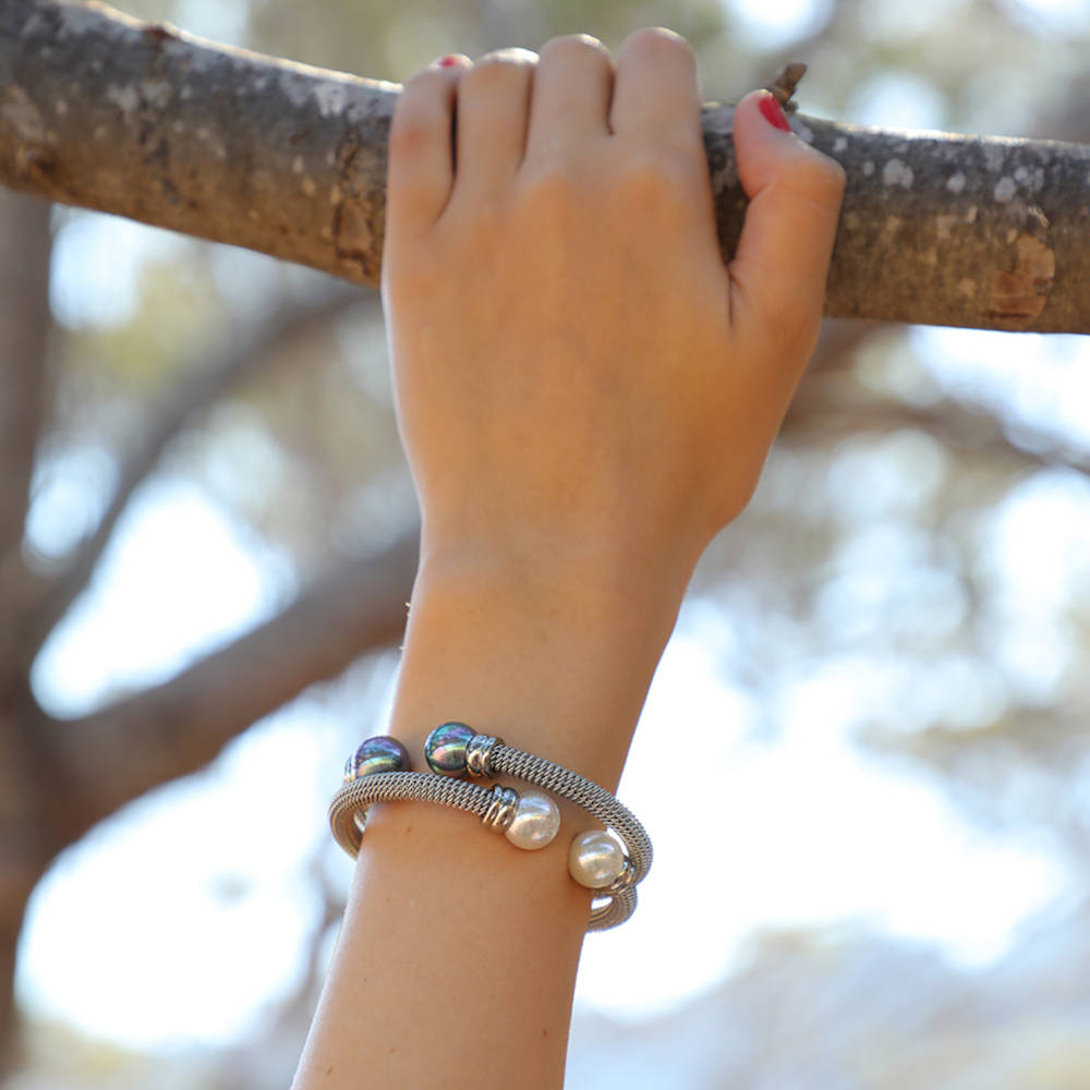 Armband mit zwei weißen Perlen Tender