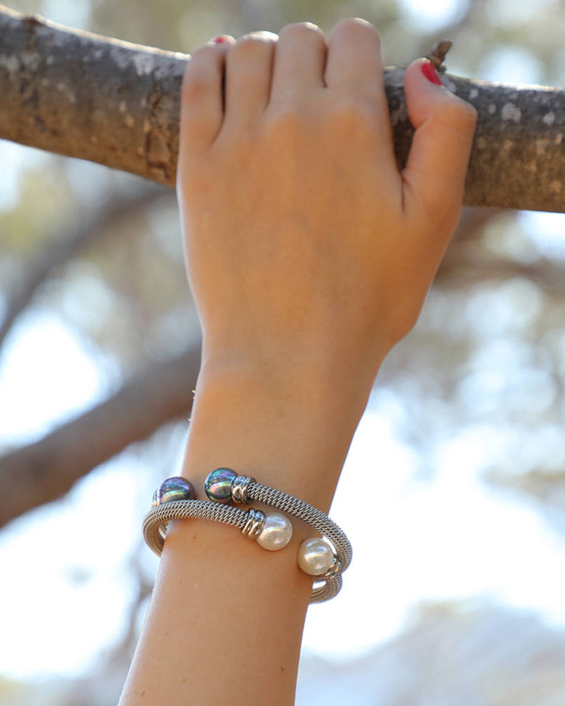 Armband mit zwei grauen Perlen Tender