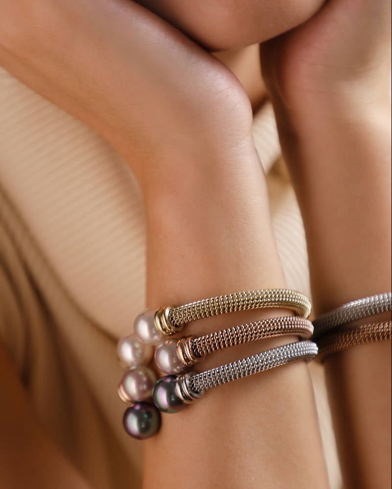 Goldenes Armband mit zwei weißen Perlen Tender