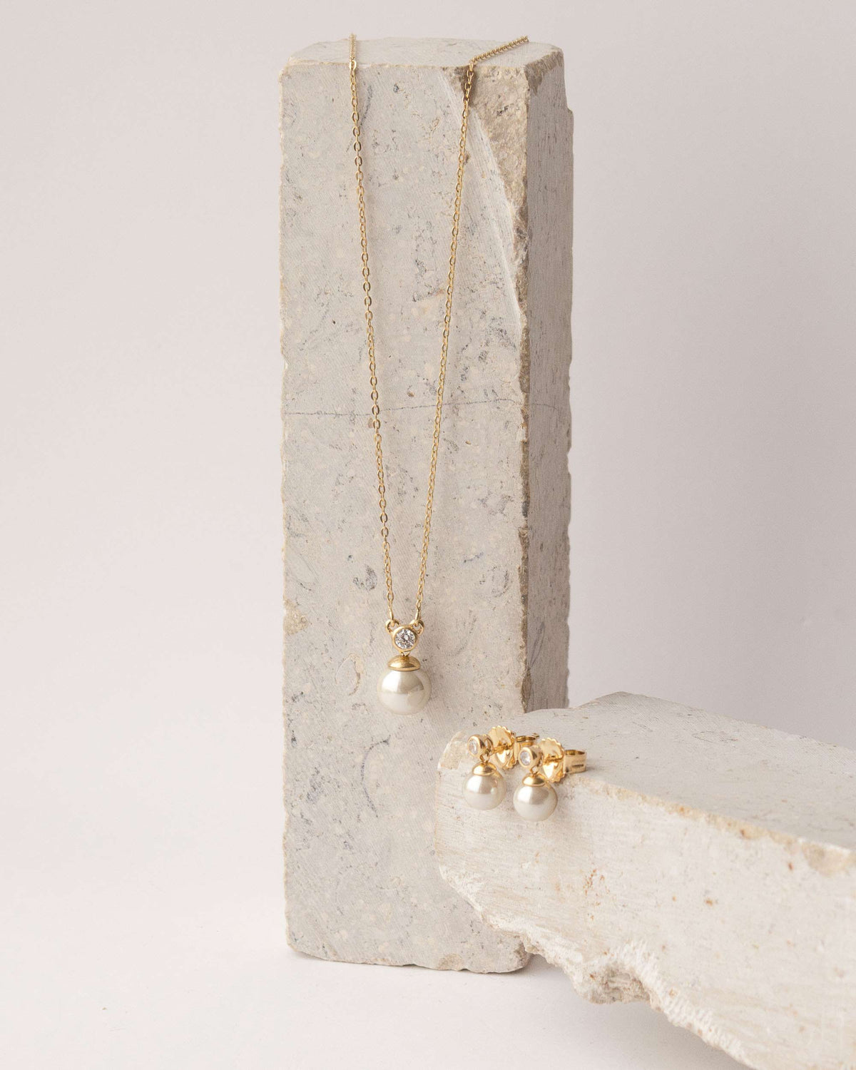 Anhänger mit 8mm Perlenkette und runden Zirkonia Gold Selene