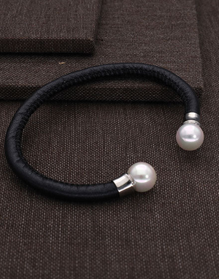 Schwarzes Lederarmband mit zwei Perlen Mallorca
