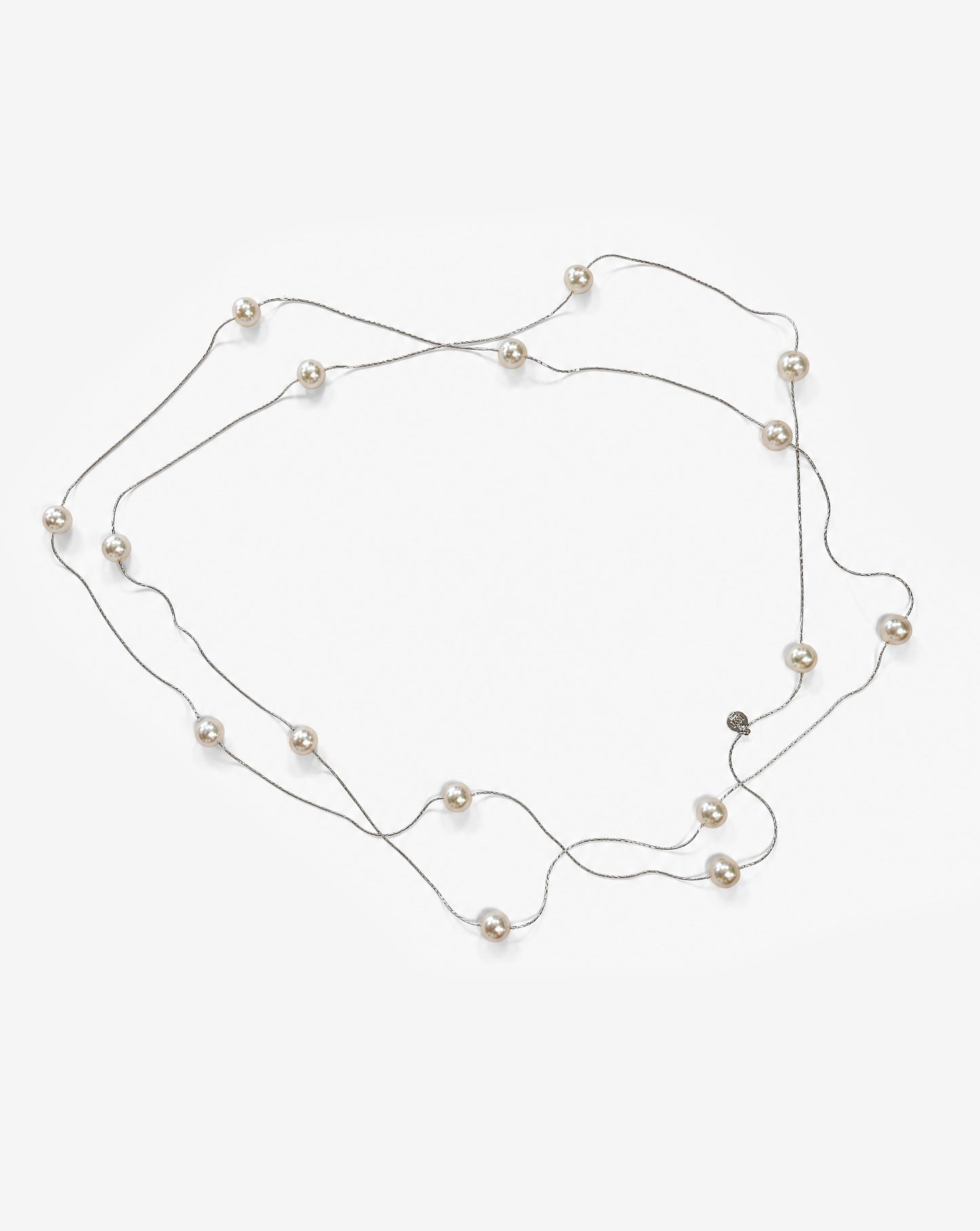 Collar de perlas y cadena de plata