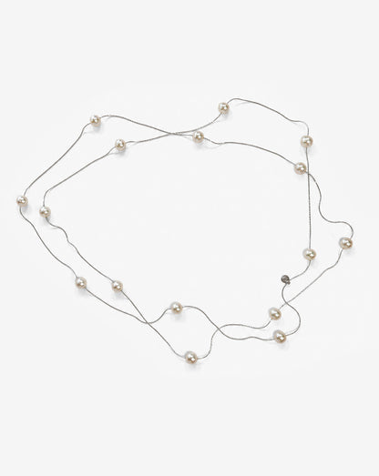 Collar de perlas y cadena de plata