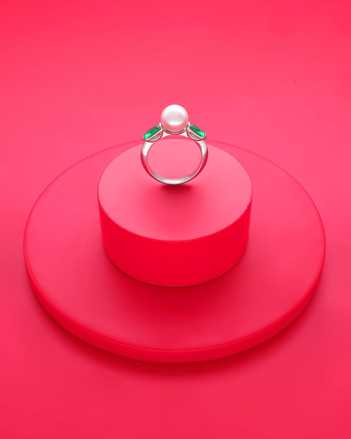 Ring mit 8 mm Perlen und smaragdgrünem Zirkonia Selene
