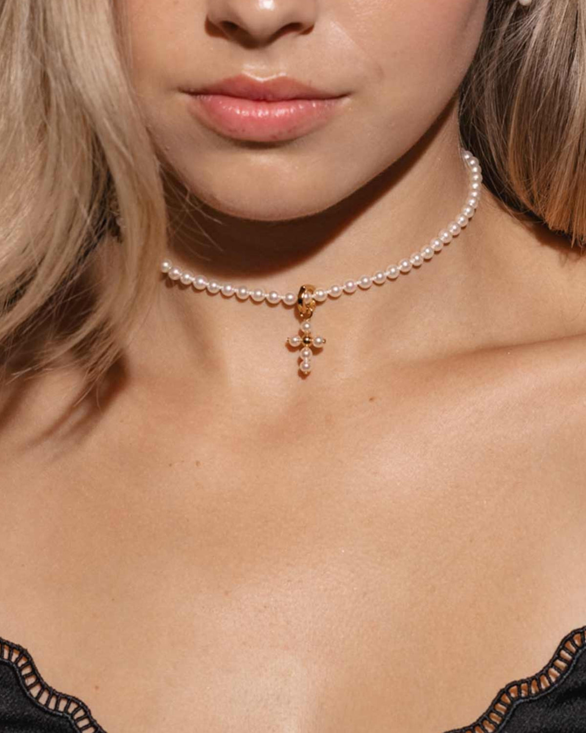 Charm Cruz Dorada Perla 4mm Blanca Cruces de Majorica