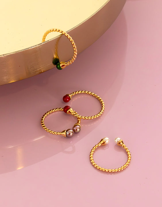 Goldring mit zwei weißen Perlen Twist