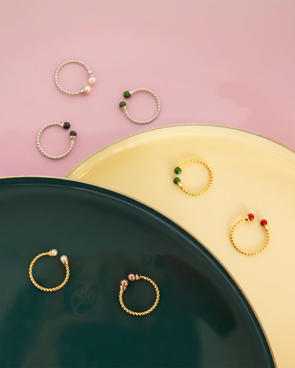 Goldring mit zwei weißen Perlen Twist