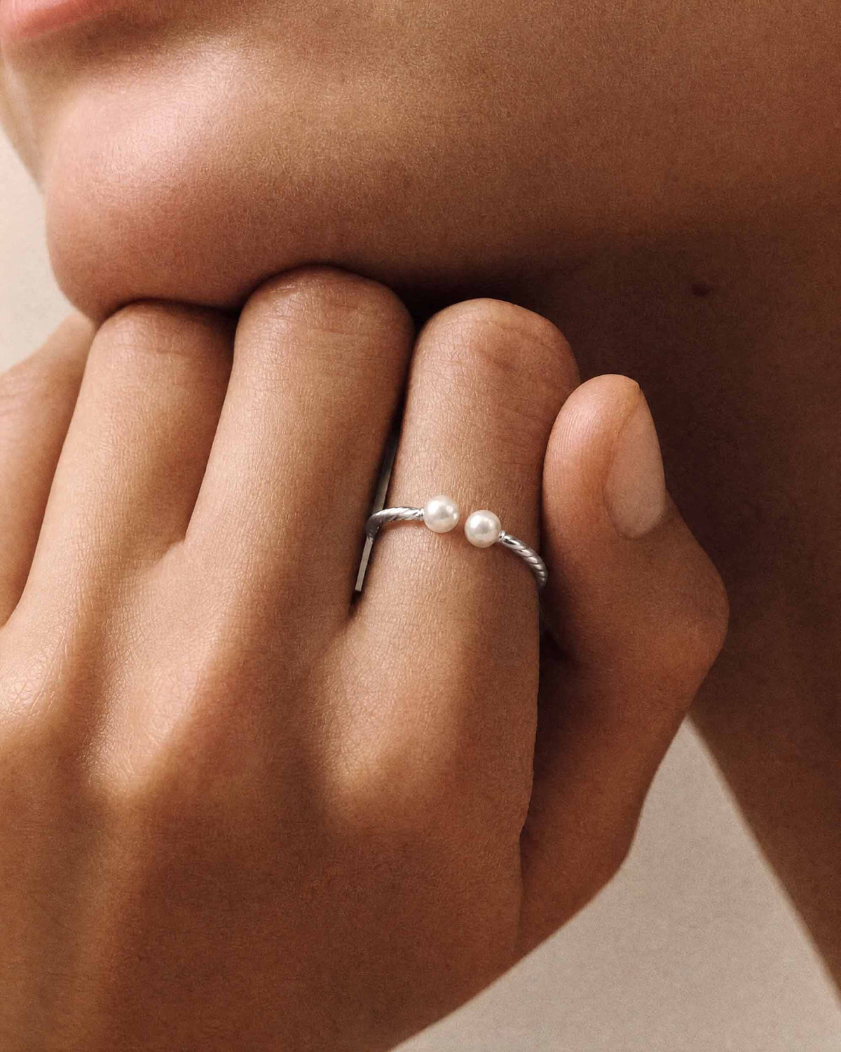 Anillo Acero con Perlas Blancas Twist