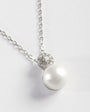 Halskette mit 10 mm Zirkonia- und Perlen-Rosettenanhänger Exquisite