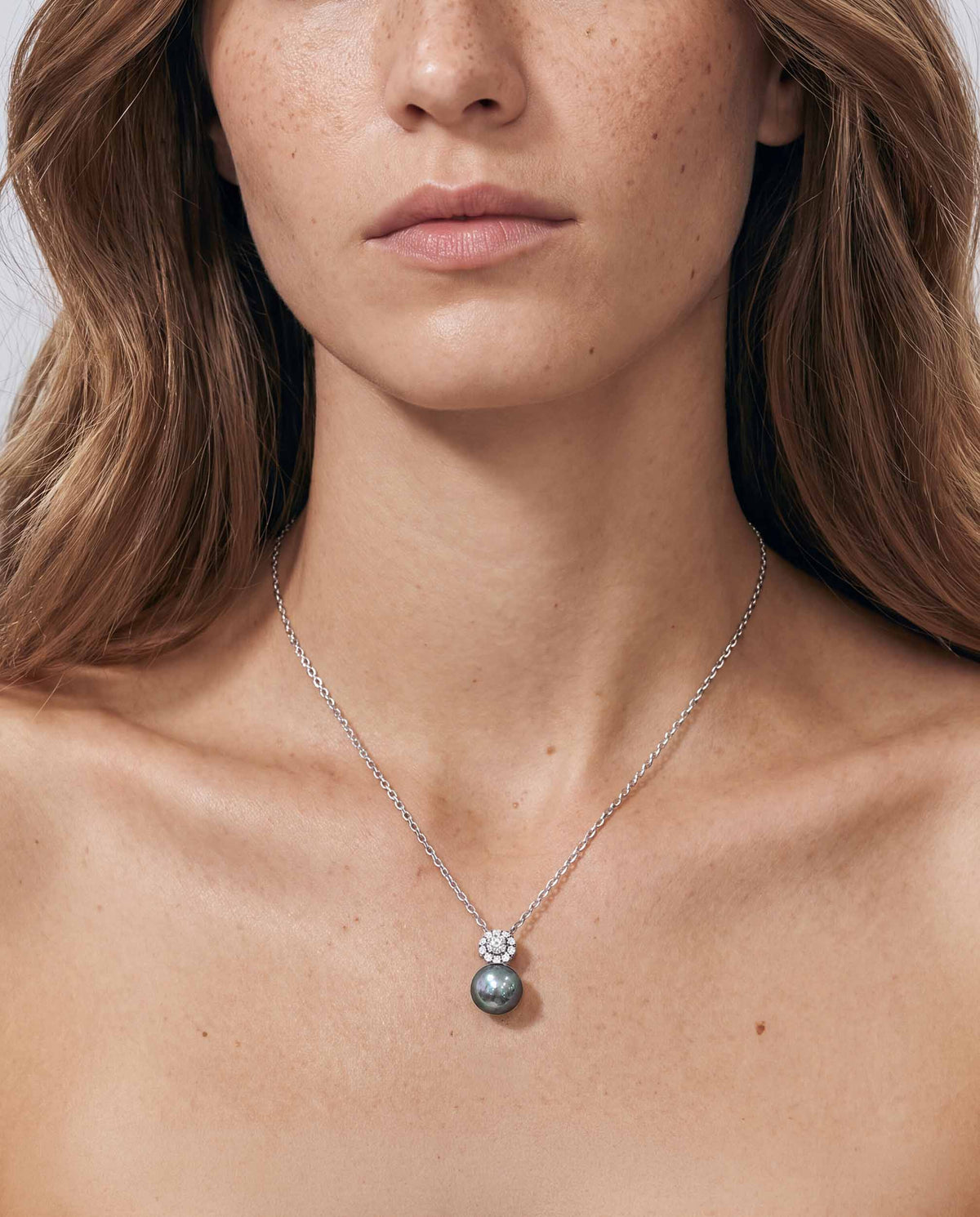 Halskette aus Silber mit Zirkonia-Rosette und grauer Perle Exquisite