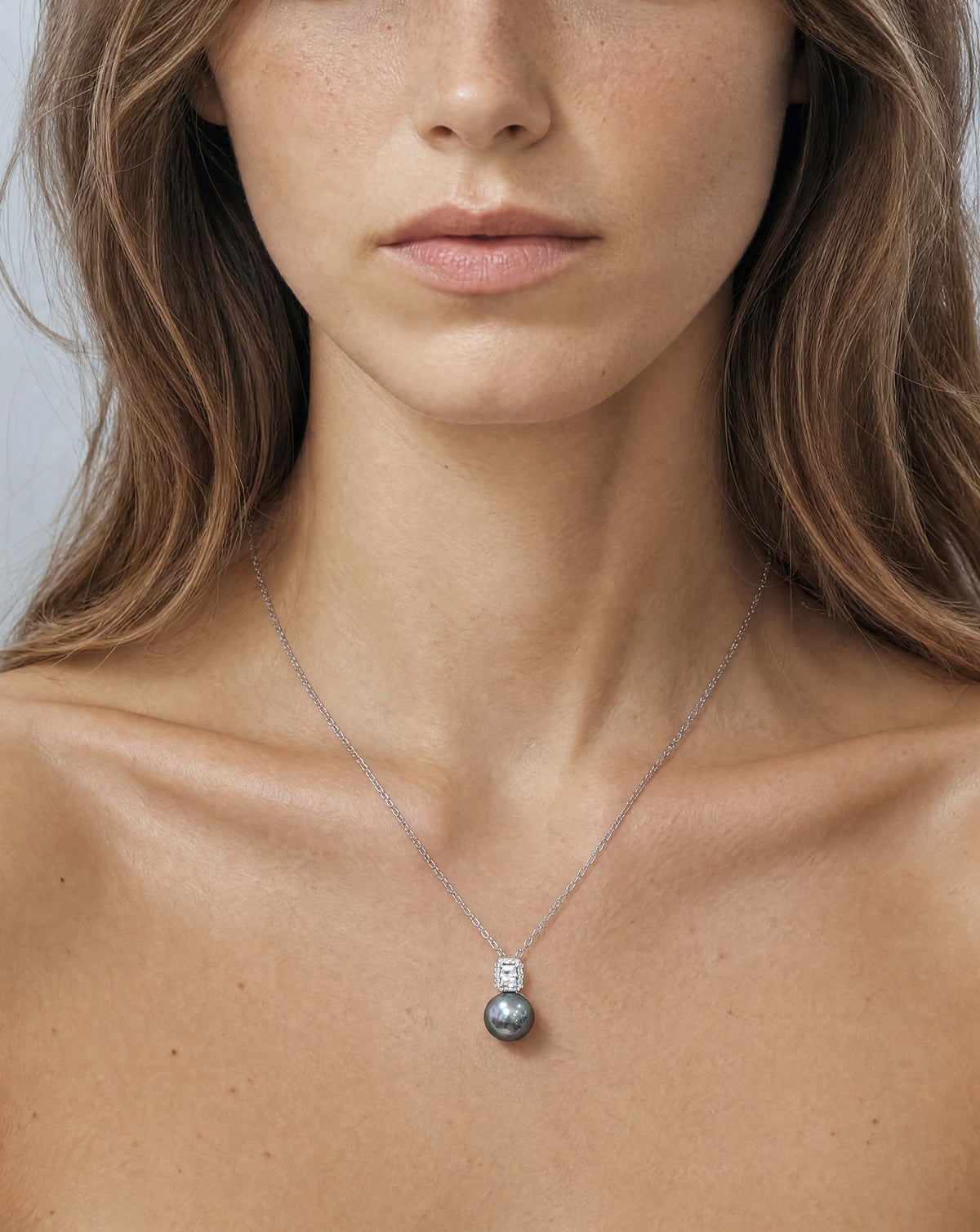 Halskette aus Sterlingsilber mit Zirkonia-Quadrat und grauer Perle Exquisite