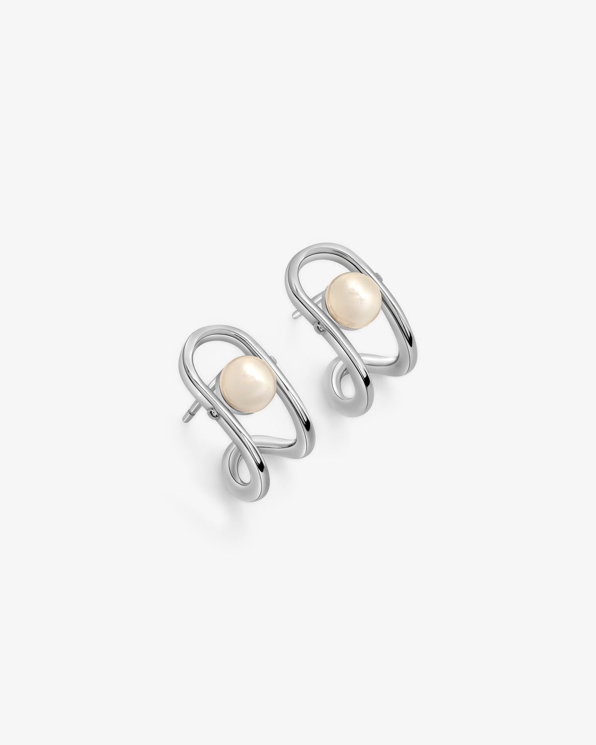 Kurze Ohrringe aus Silber mit Perle Libre