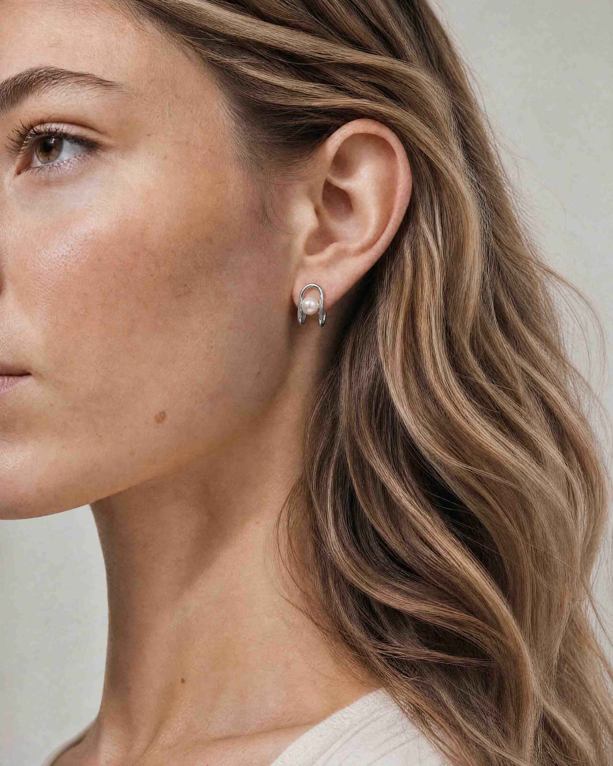 Kurze Ohrringe aus Silber mit Perle Libre