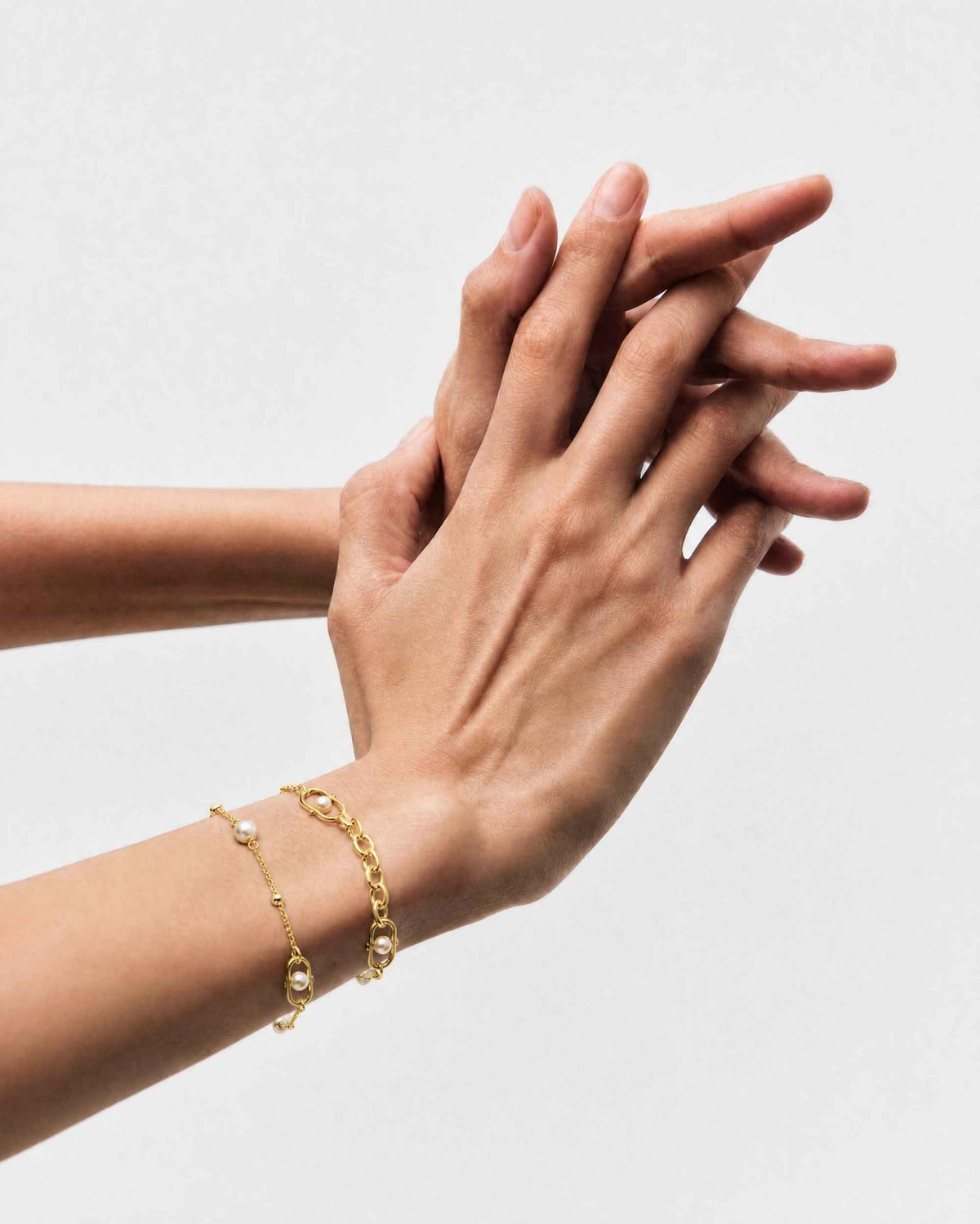 Pulsera de cadena en plata bañada en oro 18k con perlas y logo Libre