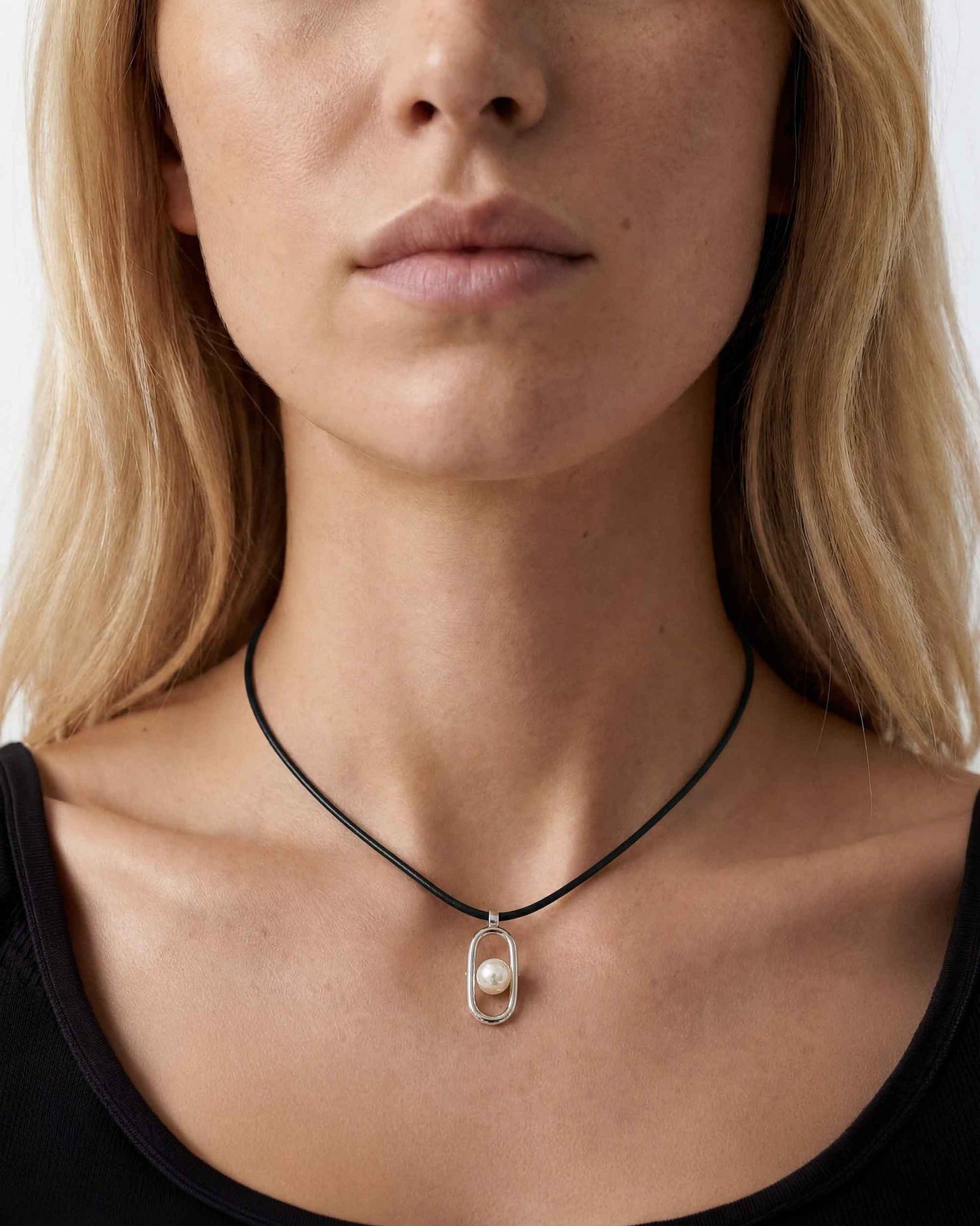 Lederhalskette in Silber mit Perlenanhänger Libre