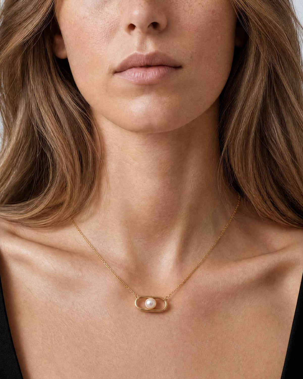 Collar corto en plata bañada en oro 18k con perlas y logo Libre