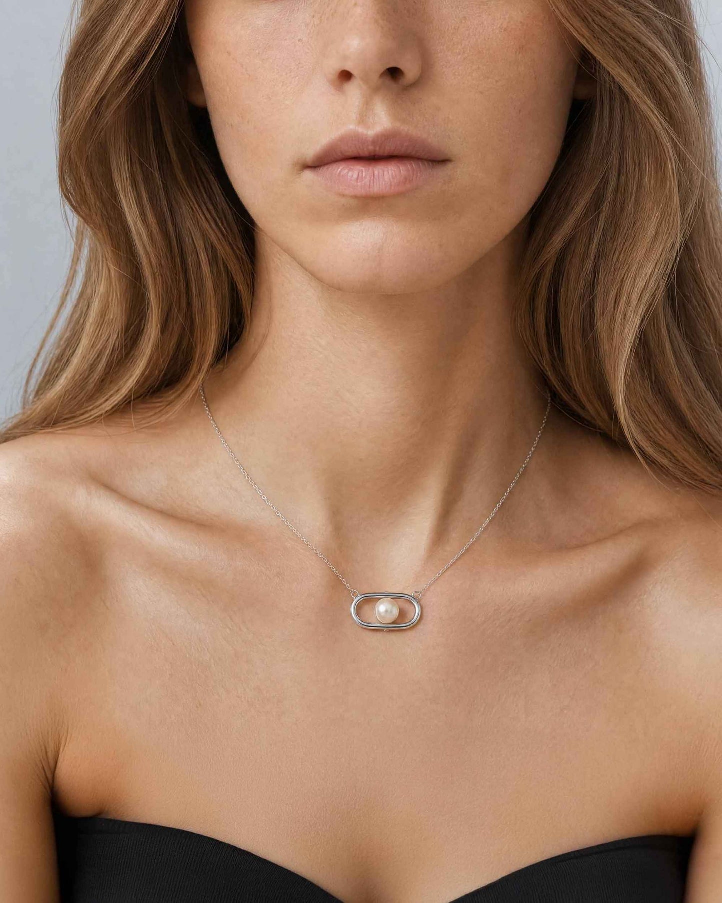 Kurze Silberkette mit Perlen und Logo Libre