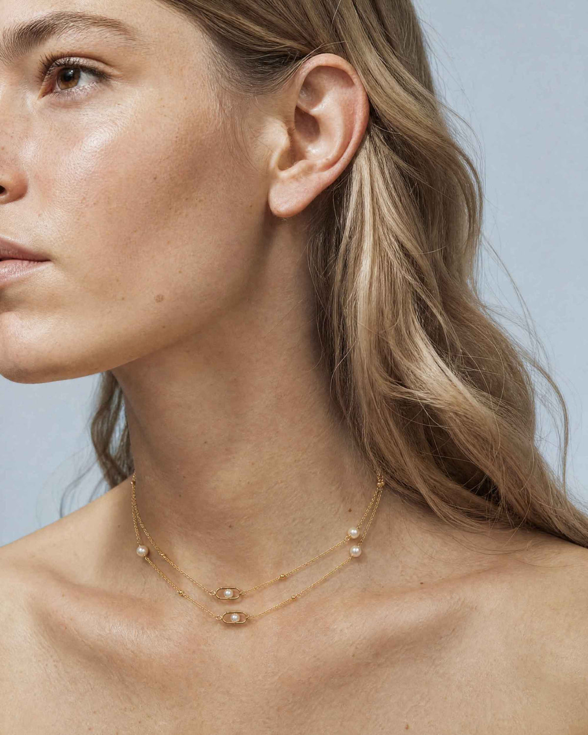 Lange Halskette aus 18 Karat vergoldetem Sterlingsilber mit Perlen und Logo Libre