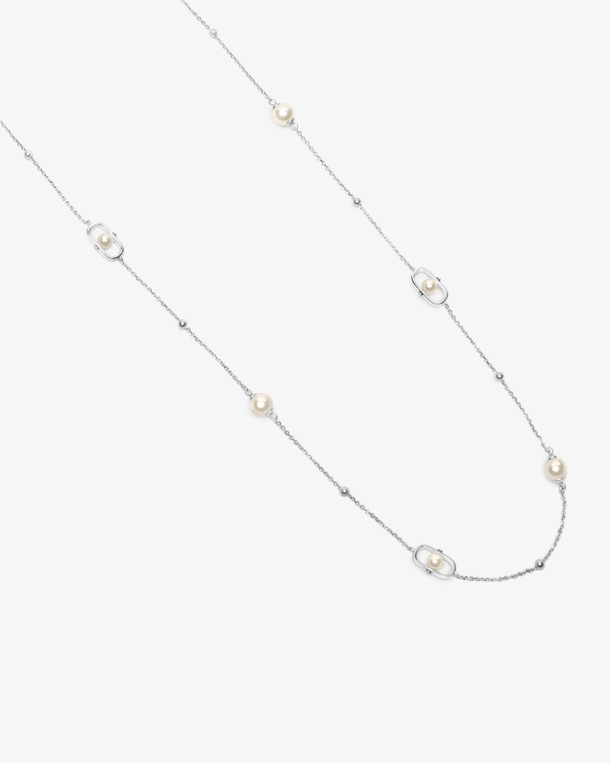 Collar largo en plata con perlas y logo Libre