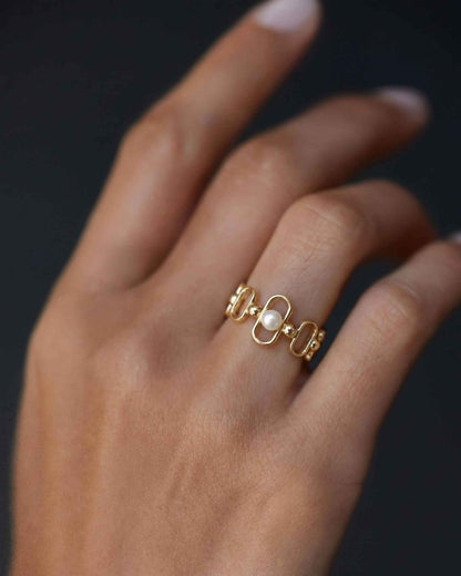Anillo en plata bañada en oro 18k con perla y logo Libre