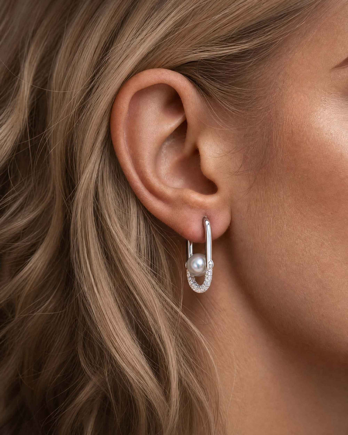 Silberne Creolen mit 8-mm-Perle und Zirkonia-Detail Libre