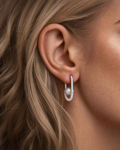 Pendientes de aro en plata con perla de 8mm y un detalle de circonitas Libre