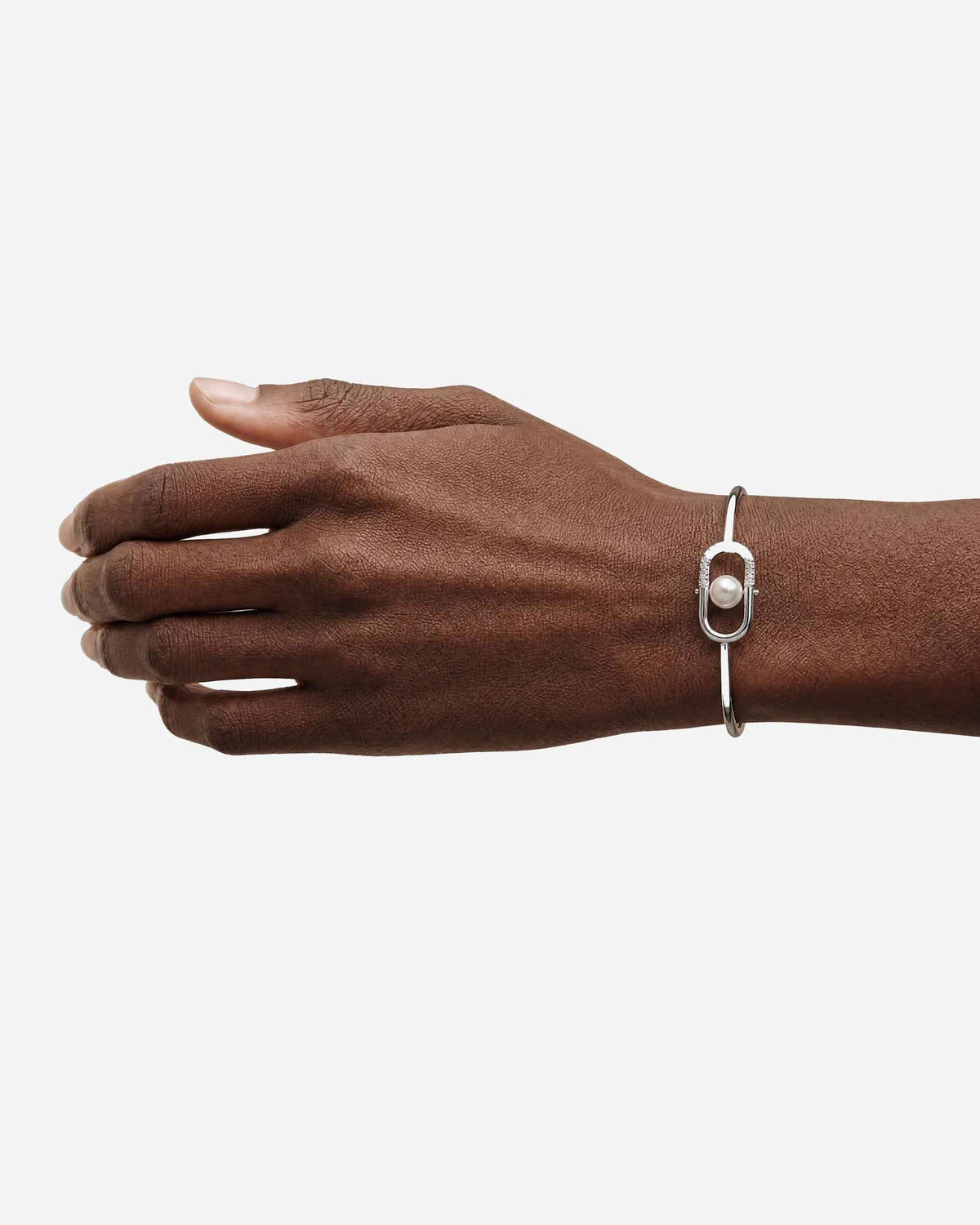 Pulsera rígida en plata con perla y un detalle de circonitas Libre